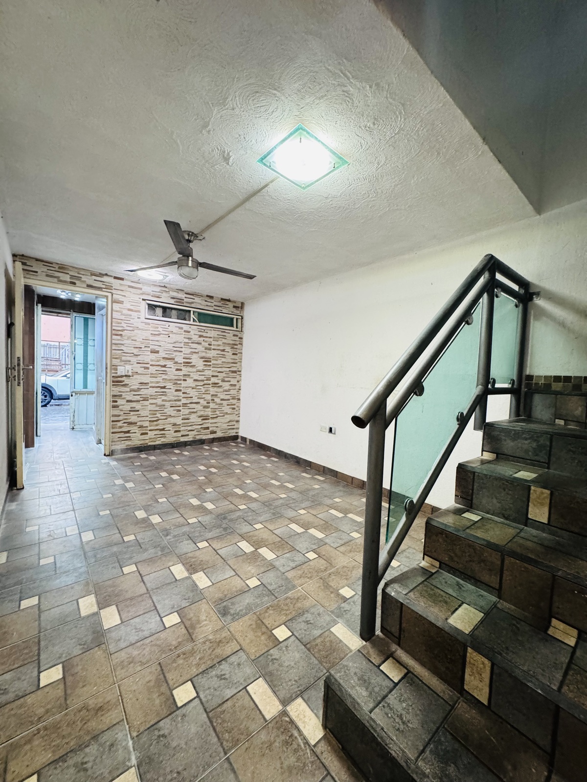 3 de 8: Comedor, sala y escalera