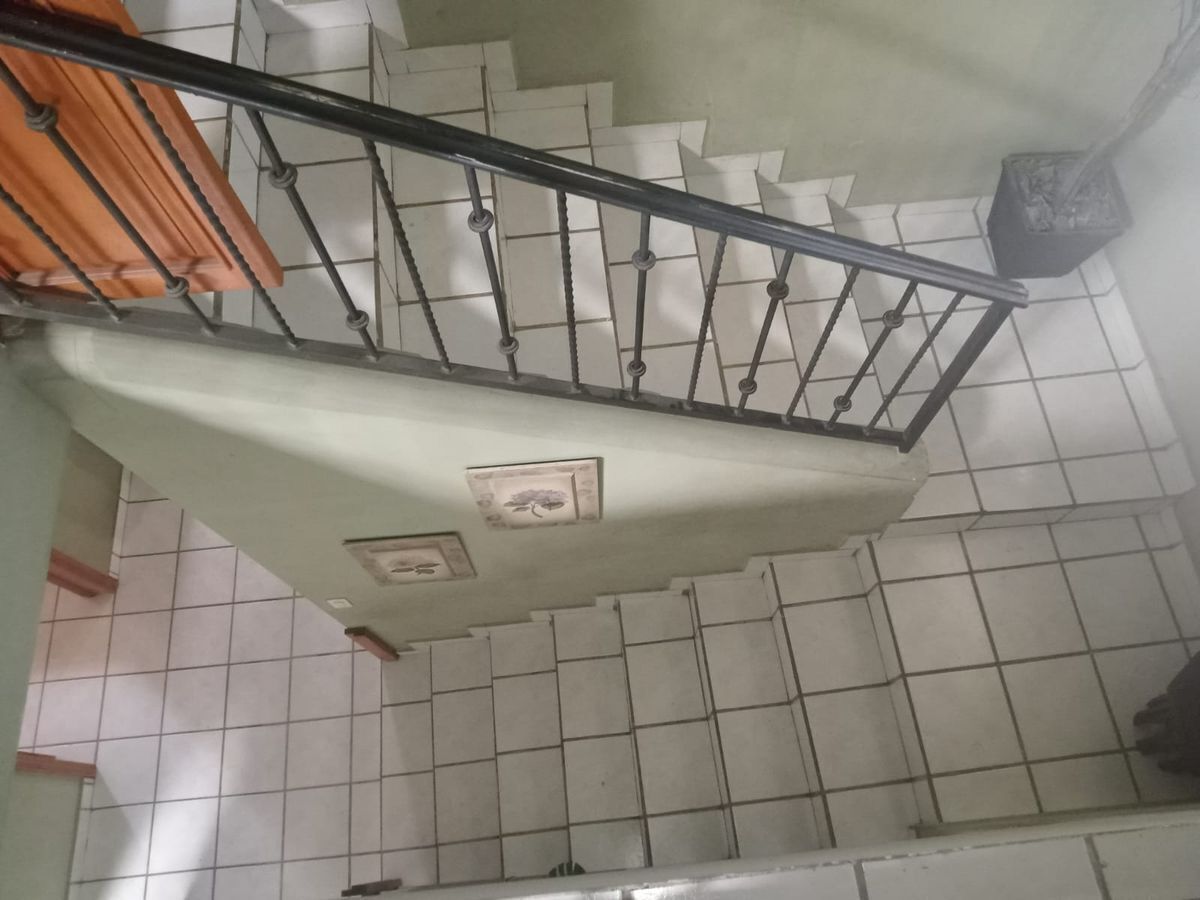 11 de 34: Escaleras a segundo piso