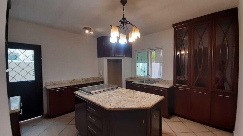 3 de 33: Cocina integral con placas de granito