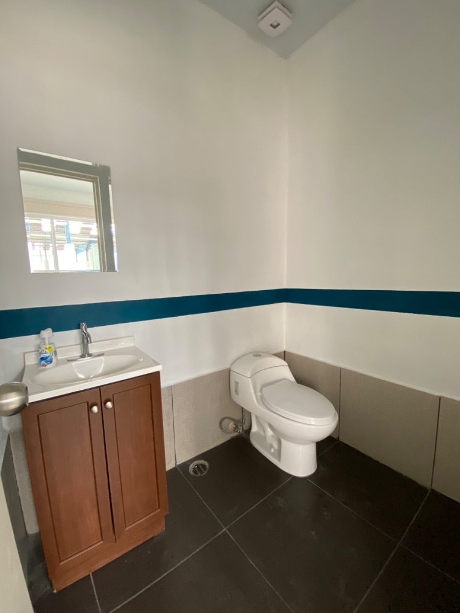 4 de 14: Medio baño de oficina administrativa