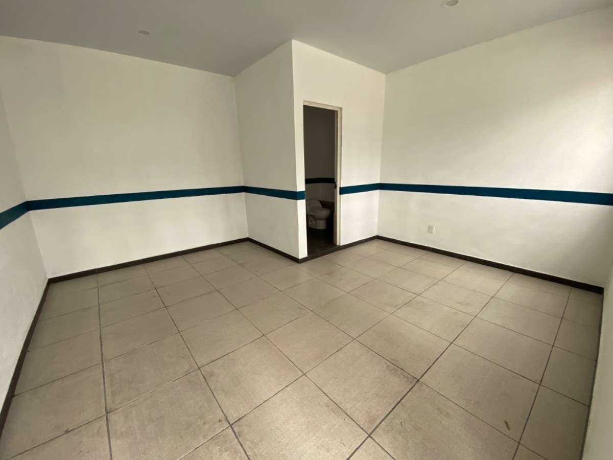 3 de 14: Oficina administrativa con medio baño