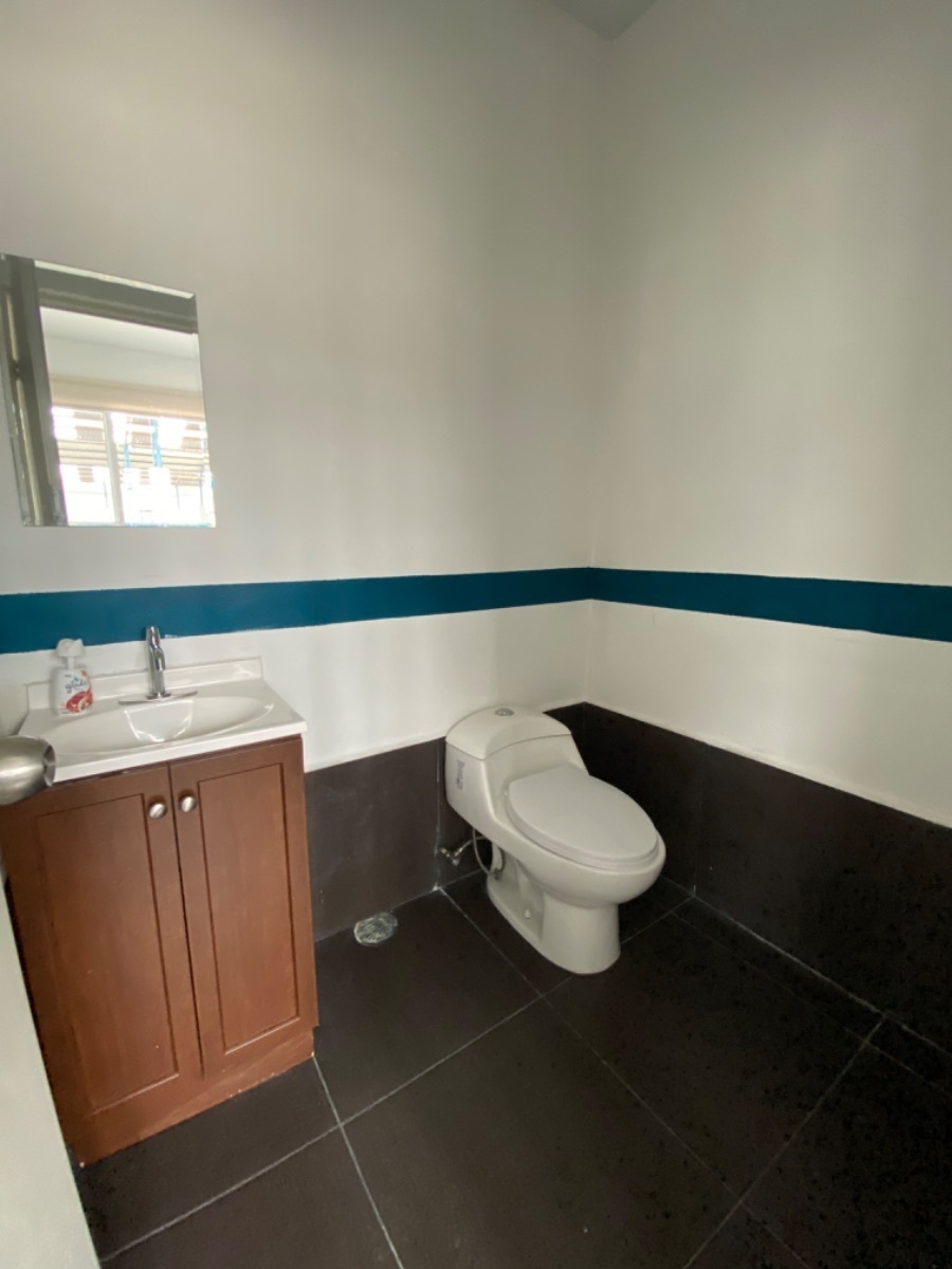 6 de 14: Medio baño de oficina administrativa 2