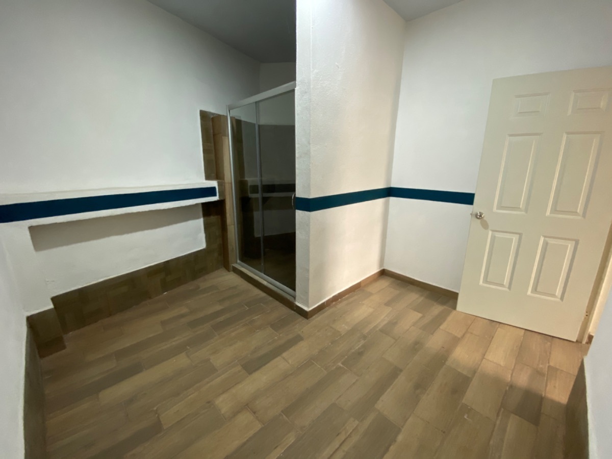 13 de 14: Vestidor y regadera de baño de hombres