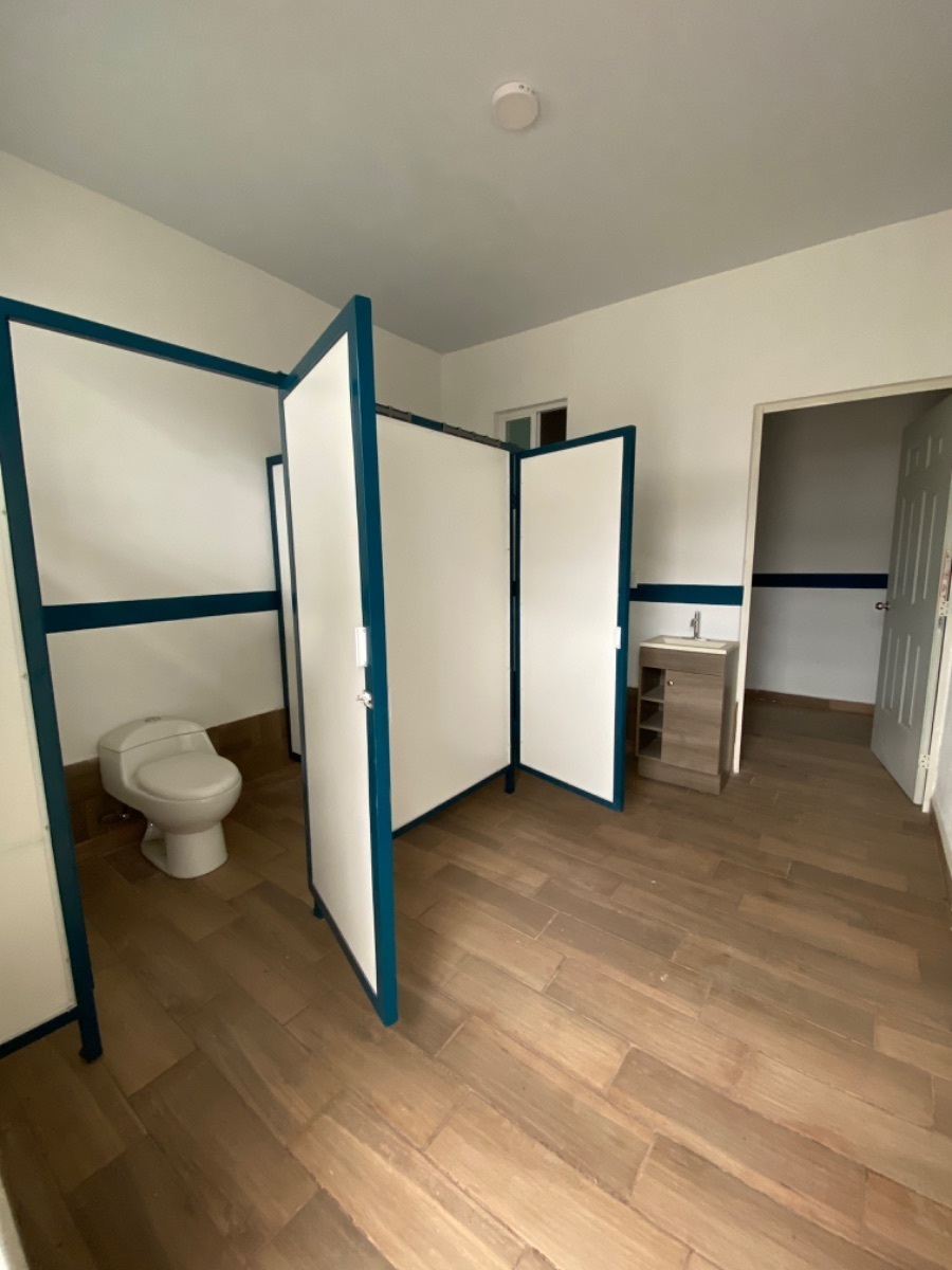 12 de 14: Baño de hombres con vestidor y regadera