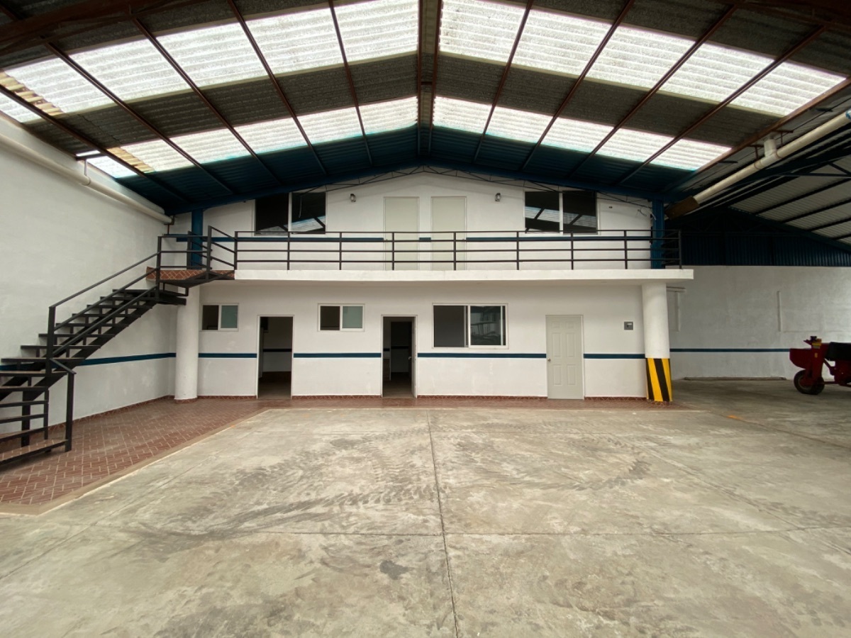 7 de 14: Habitación, bodega interior y baños