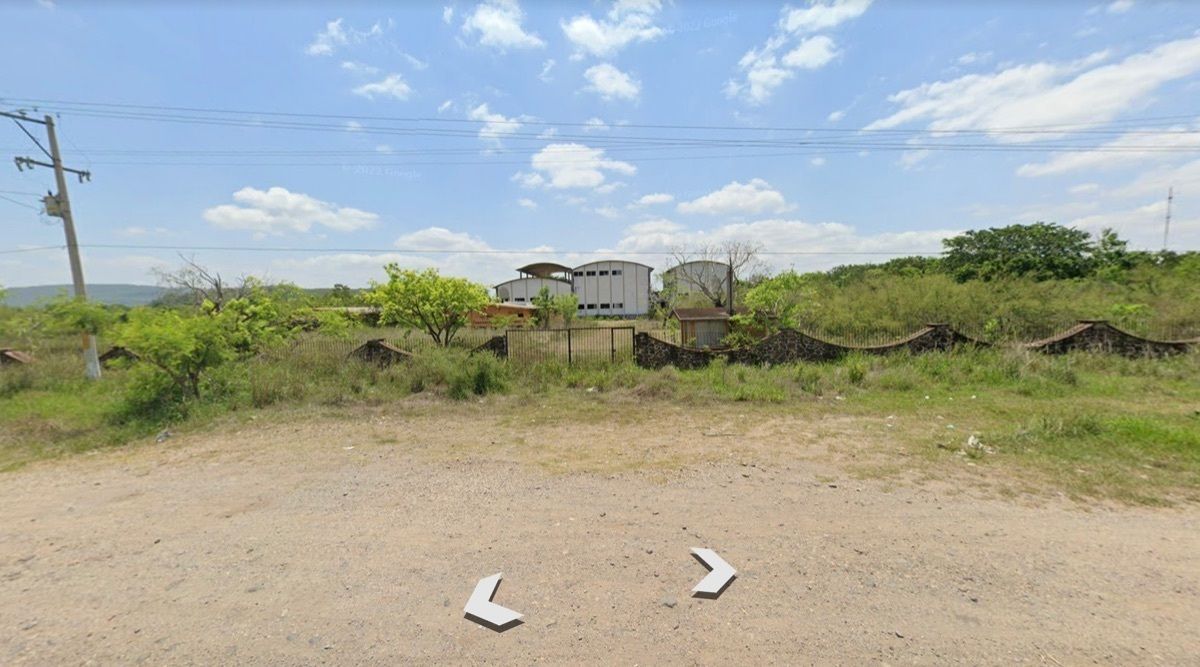 1 de 2: Vista del frente del terreno desde la carretera