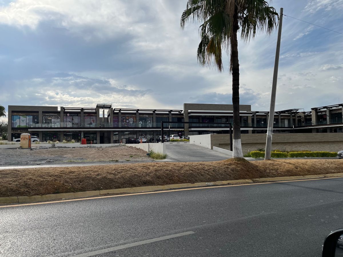 3 de 11: Locales comerciales en renta Cumbres Elite