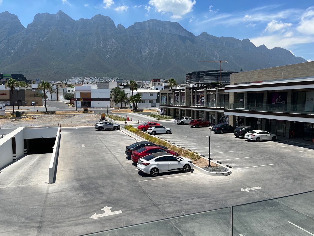 5 de 11: Locales comerciales en renta Cumbres Elite