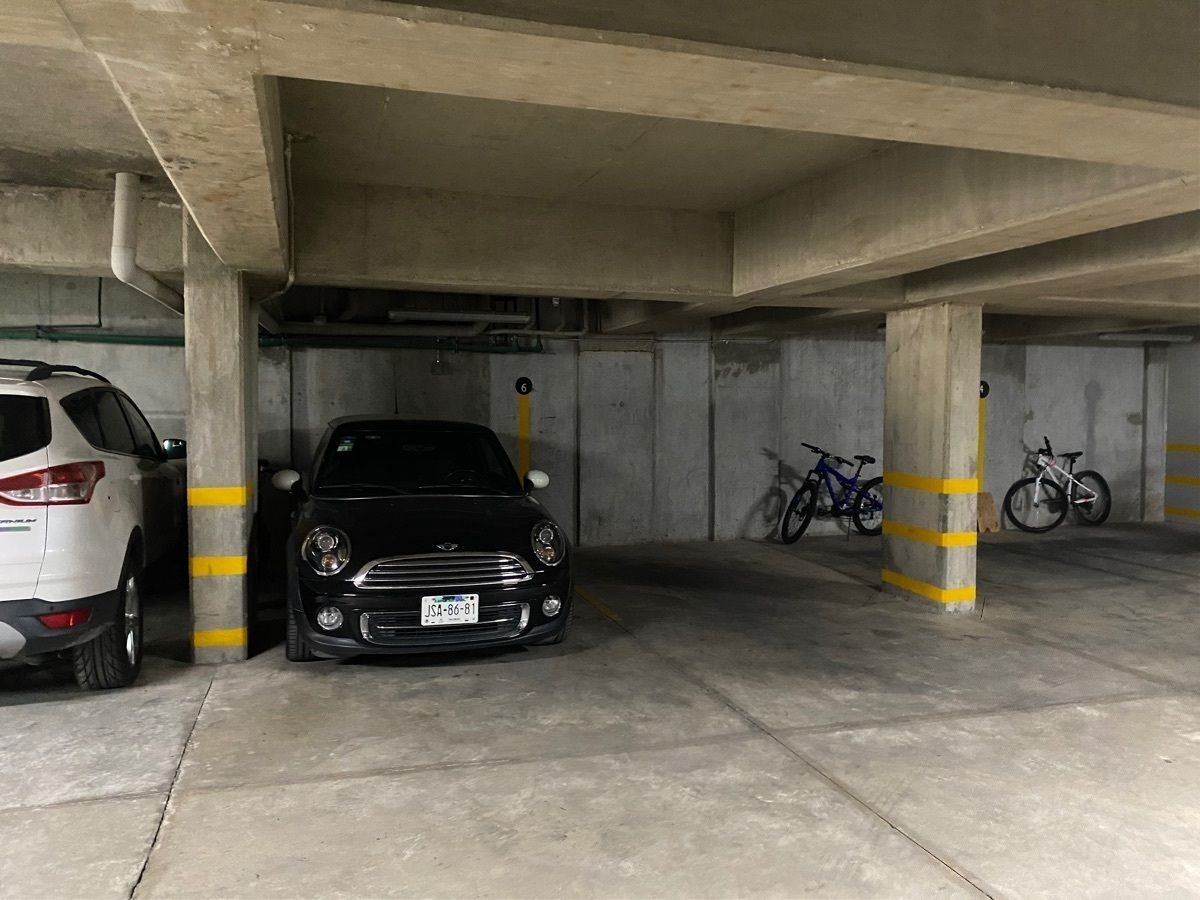34 de 37: lugar de estacionamiento dos espacios