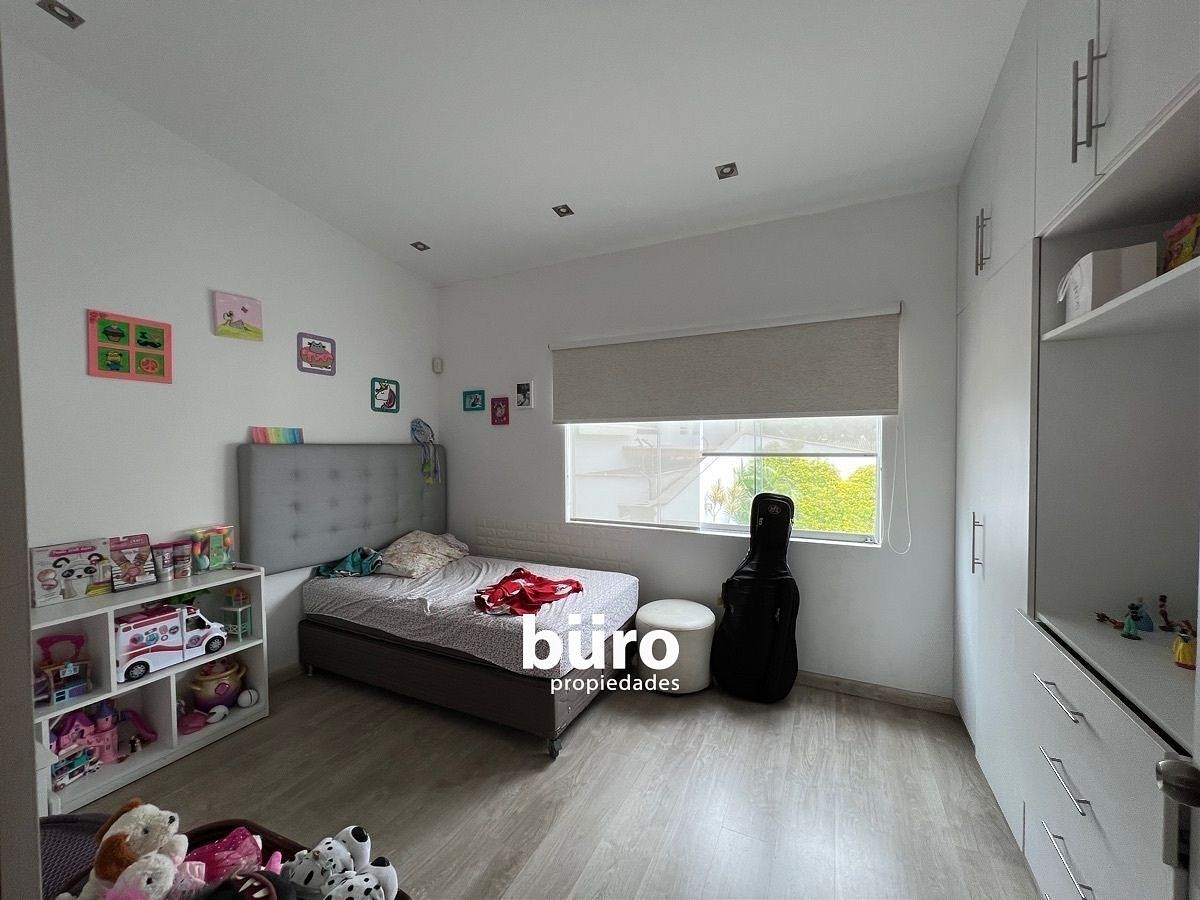Quinto dormitorio con baño acostado, foto 12 de 33