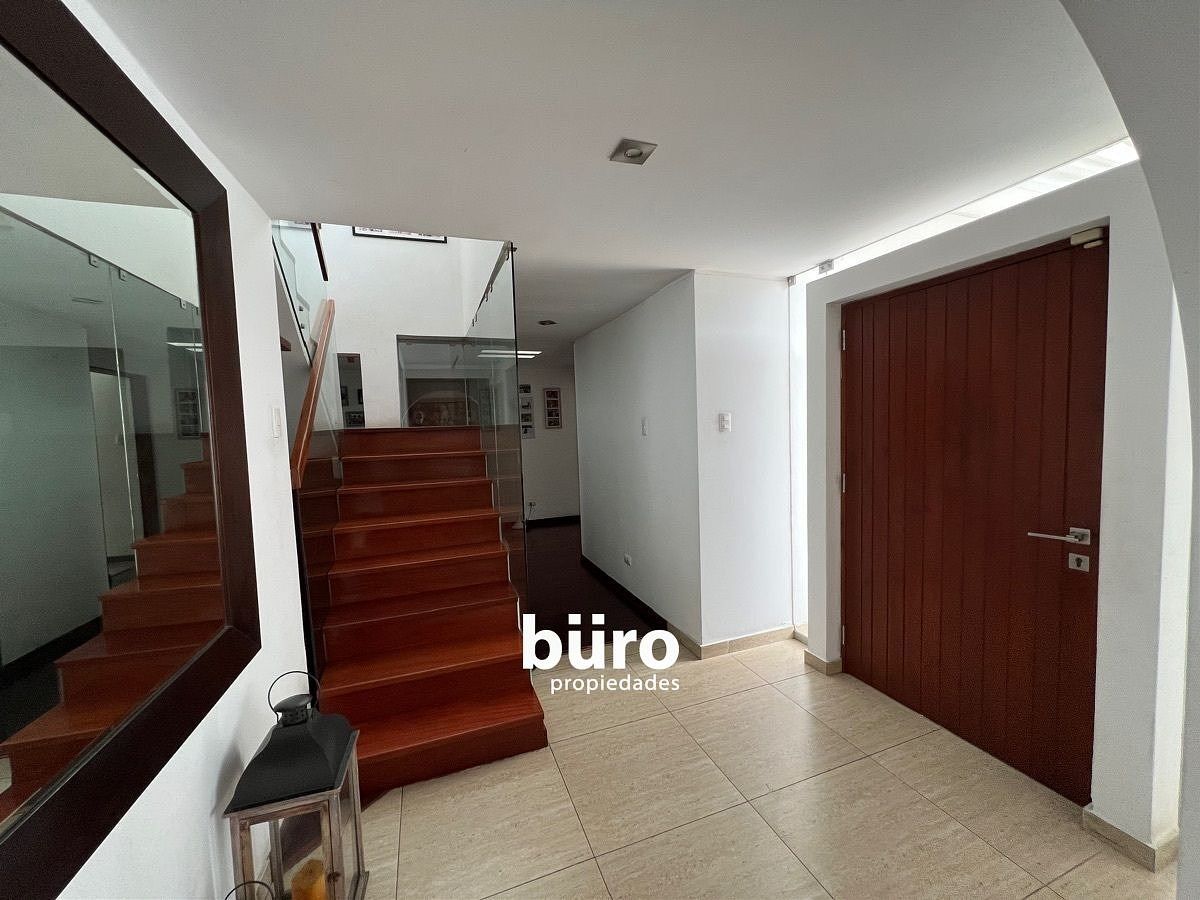 La entrada de la casa, foto 16 de 33