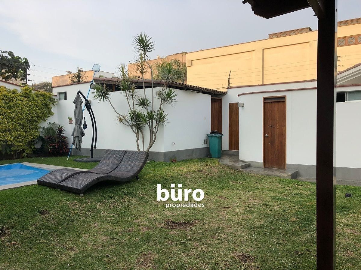 Jardín posterior con los ambientes de servicio y depositos, foto 20 de 33