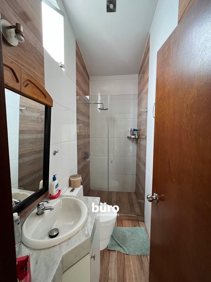 Un baño de un dormitorio, foto 31 de 33