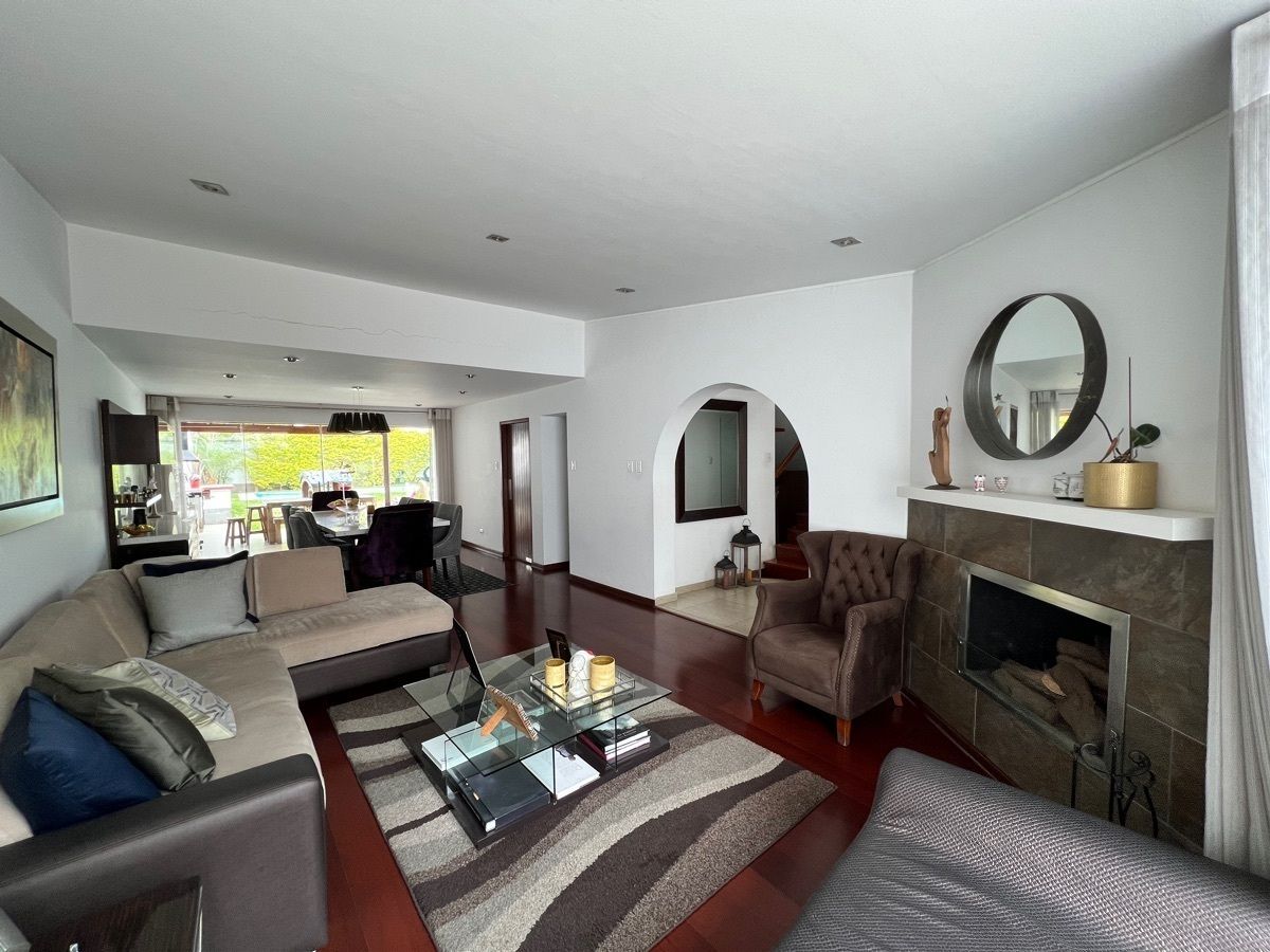 3 de 33: Sala y comedor con la chimenea