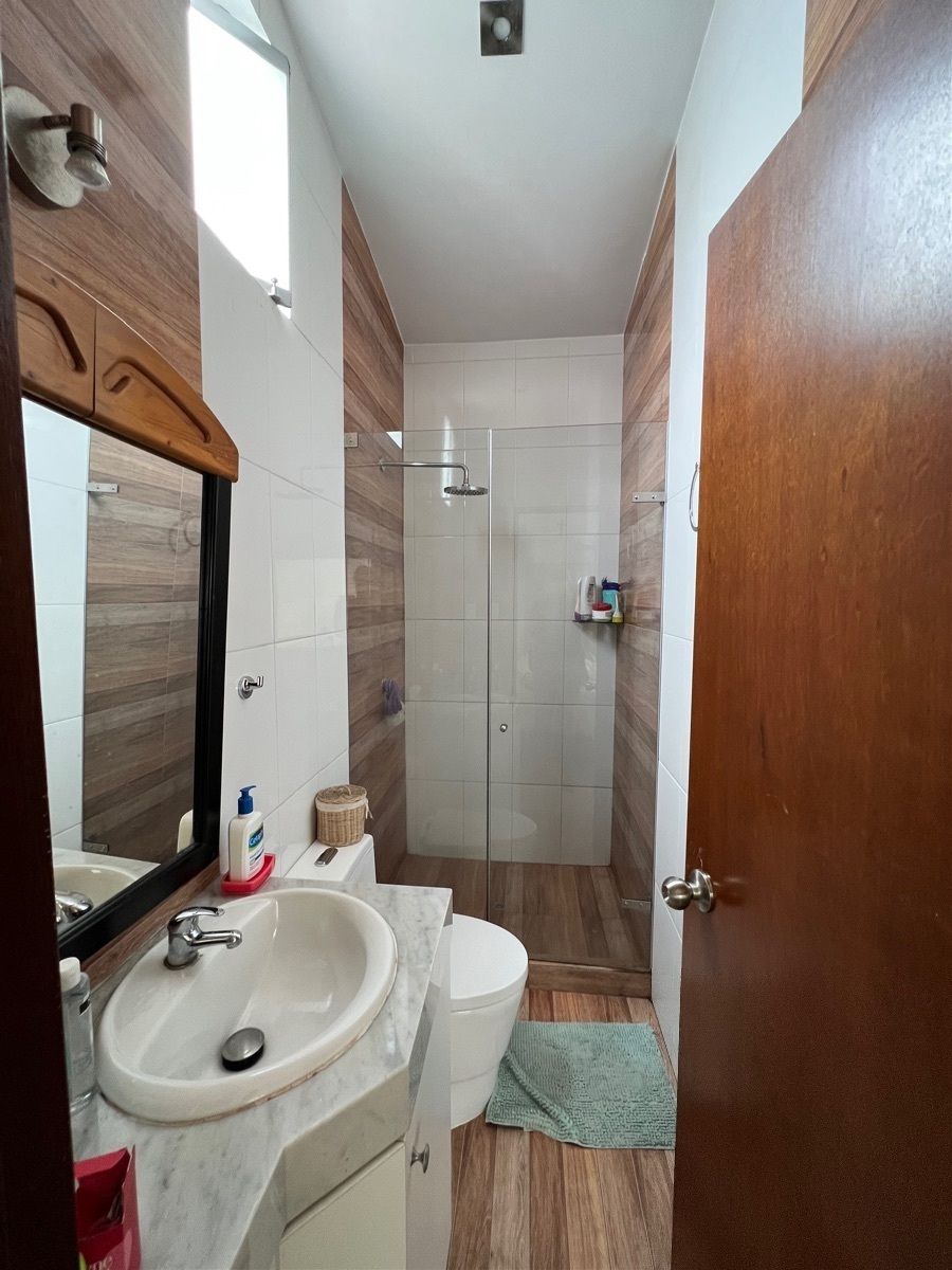 31 de 33: Un baño de un dormitorio