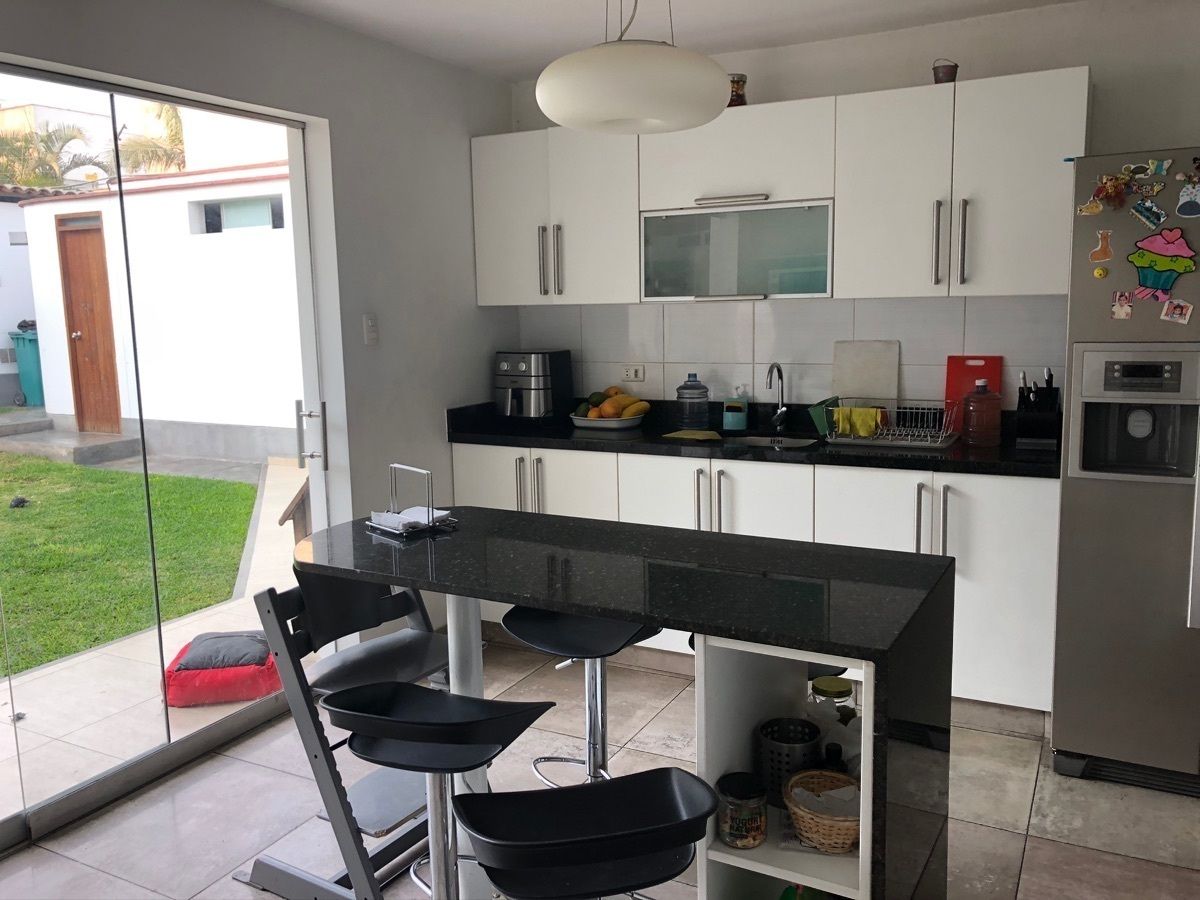 24 de 33: La cocina amplia con mesa diaria