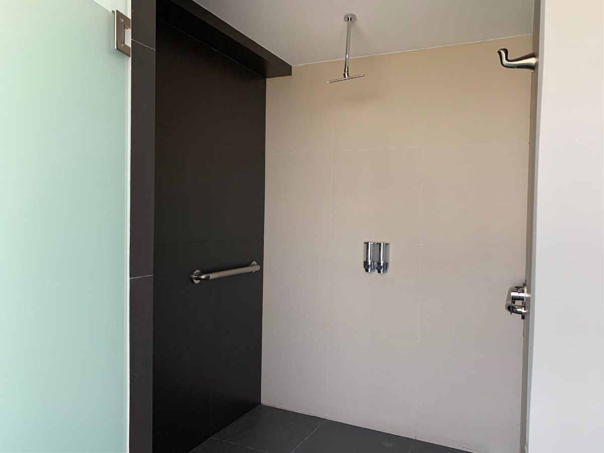 13 de 29: Regaderas del gym 