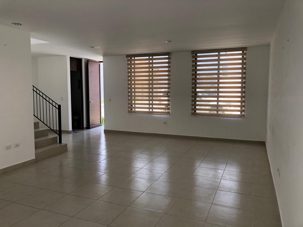 CASA EN VENTA EN PUERTA DE PIEDRA, 3 REC.,  BAÑOS, JARDÍN , ALBERCA.