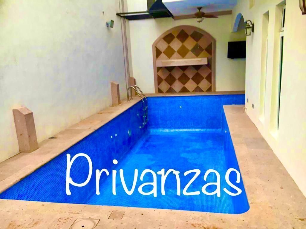 CASA EN RENTA EN PRIVANZAS, ZONA VALLE ORIENTE, 4 Recámaras, ALBERCA