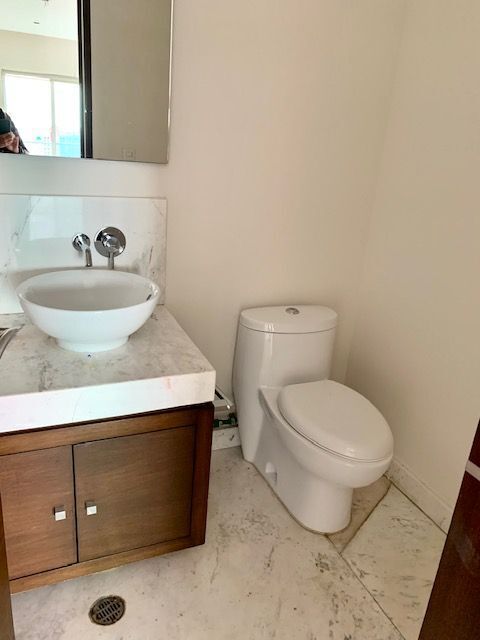 4 de 18: MEDIO BAÑO DE VISITAS