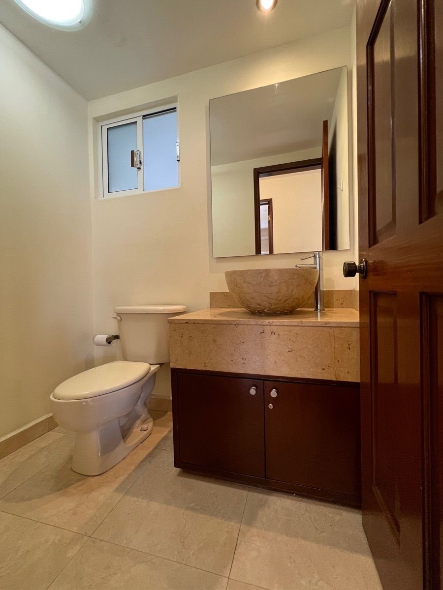 6 of 12: Medio baño de visitas