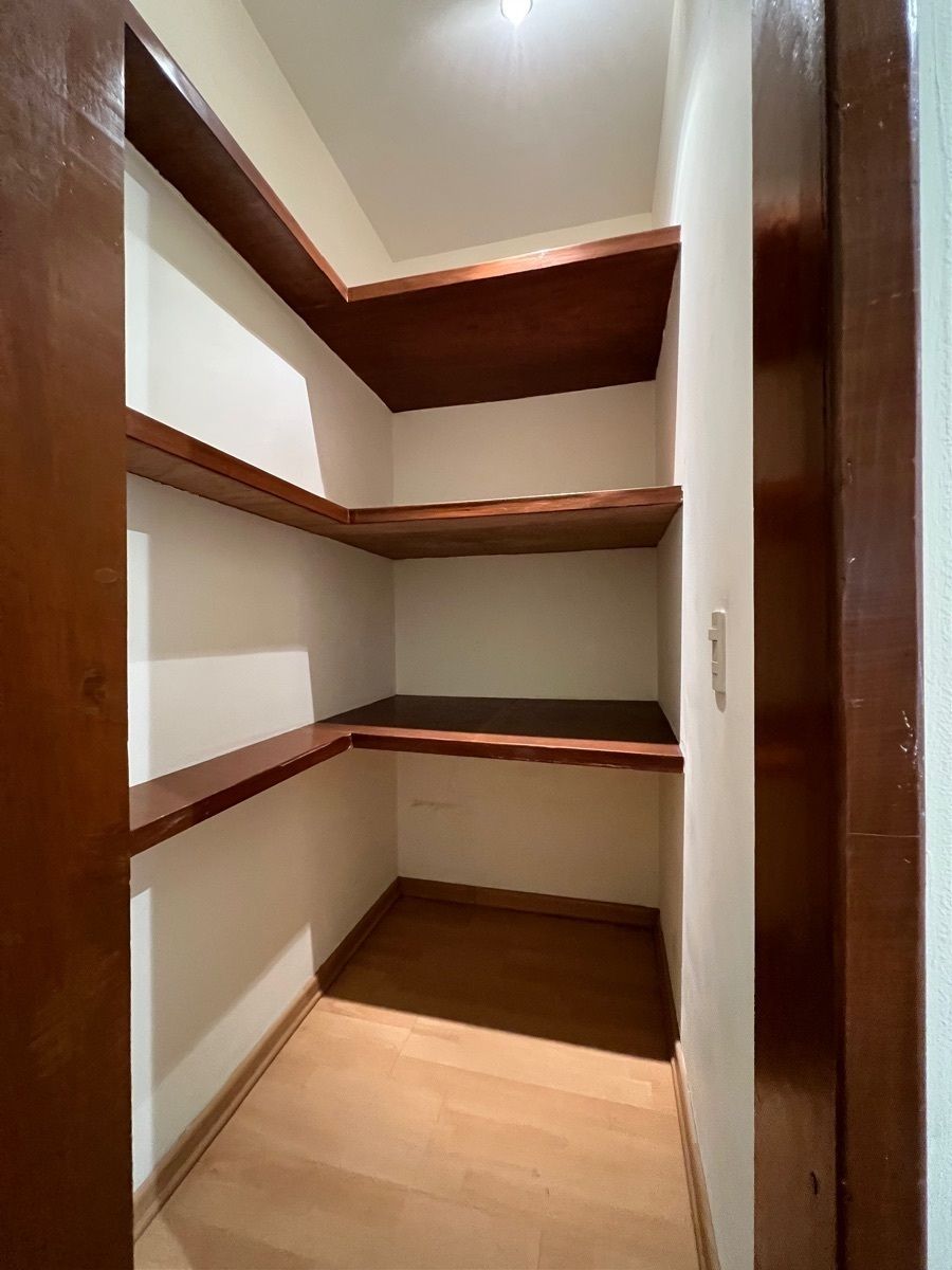 11 of 12: Closet de blancos