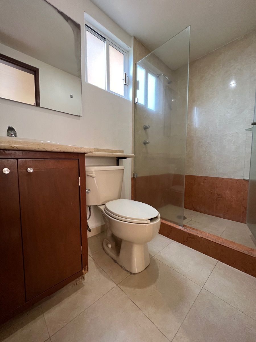 10 of 12: Baño recámara principal