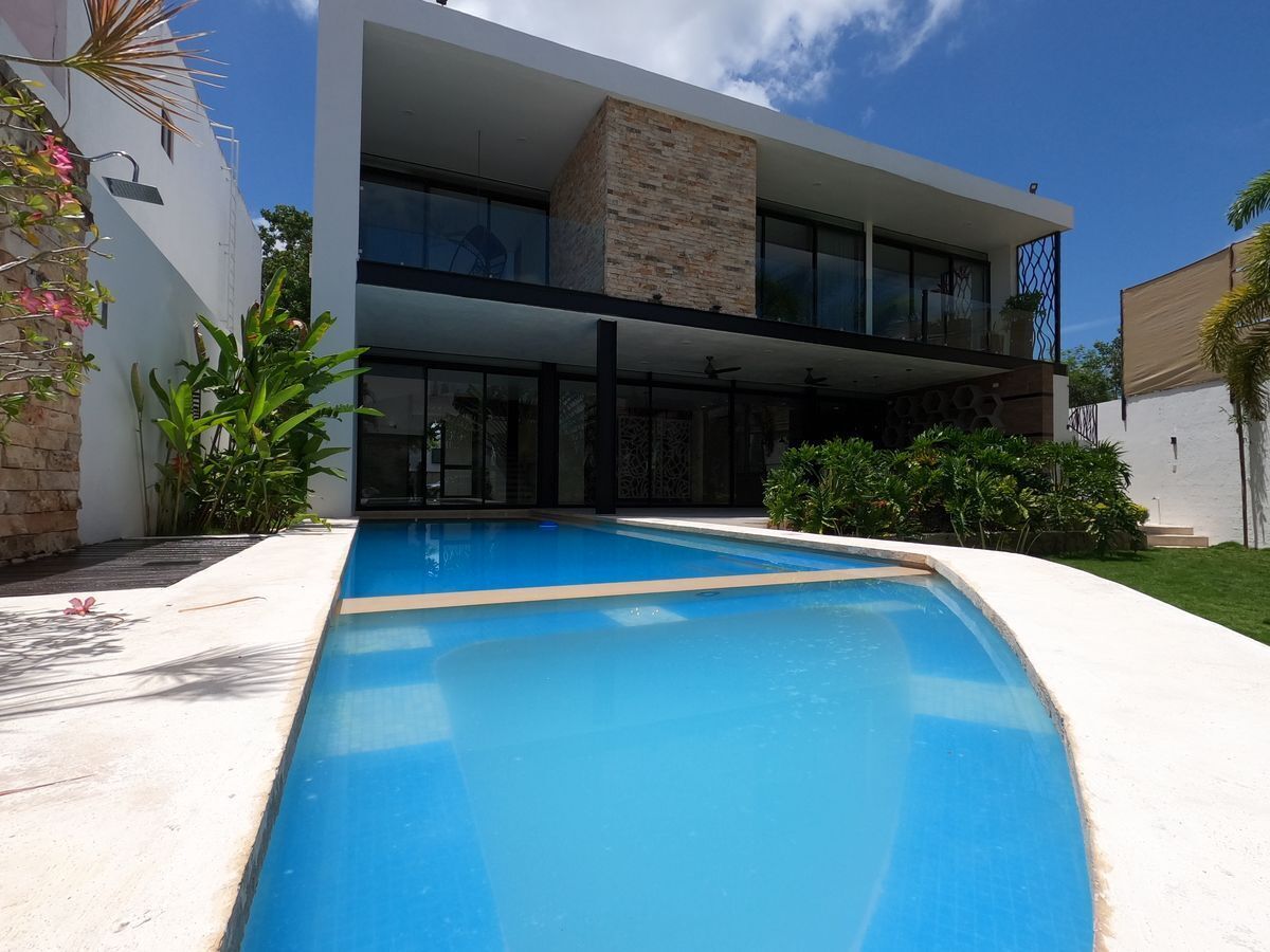 19 de 47: Amplia piscina con jardín y terraza techada en residencia