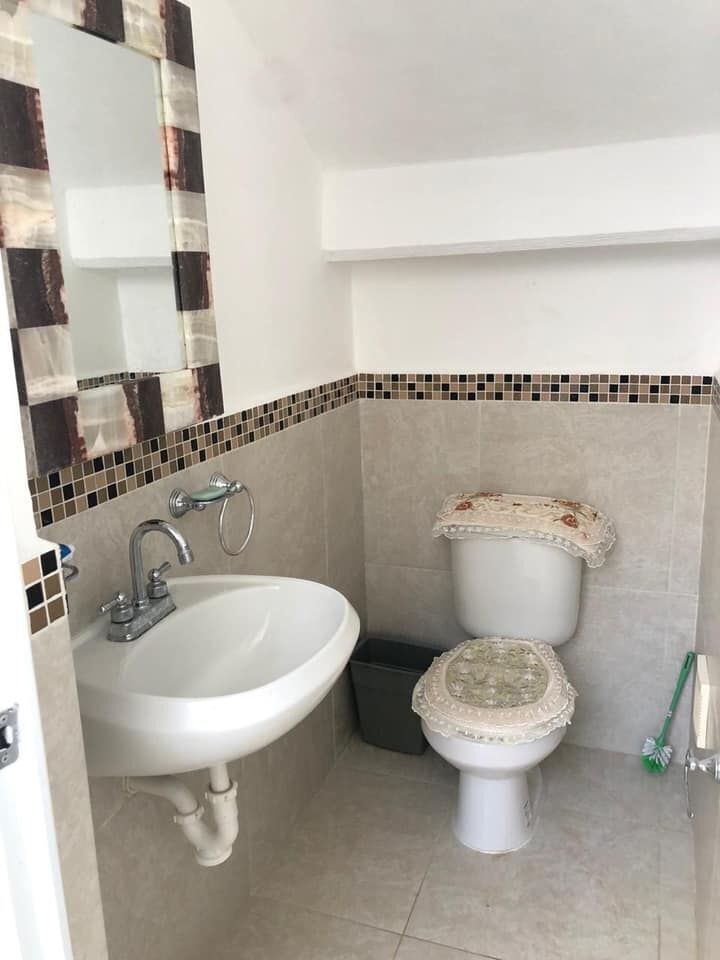 6 de 14: MEDIO BAÑO VISITAS