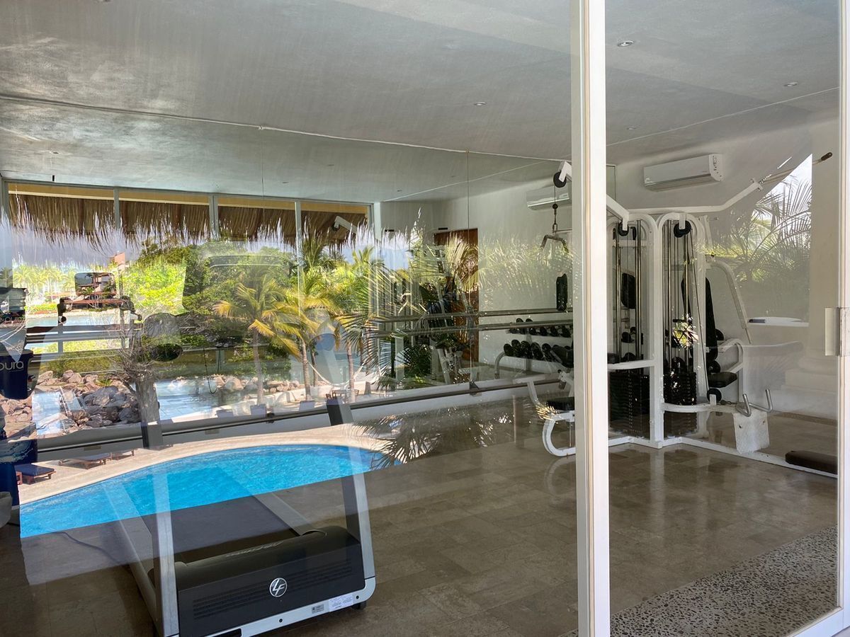 3 of 40: Gimnasio