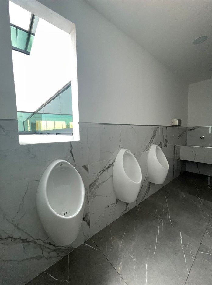 14 de 26: Baños Hombres área comun 