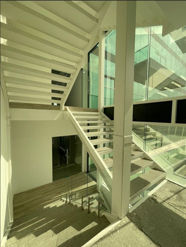 17 de 26: Escaleras de Emergencia