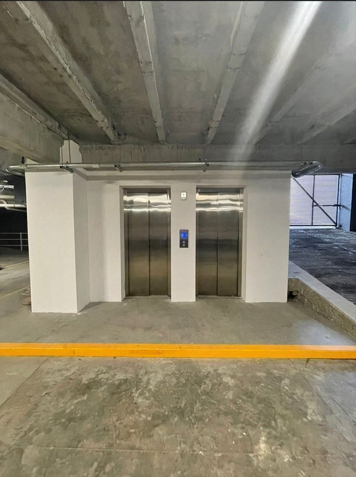 18 de 26: Elevadores desde Estacionamiento