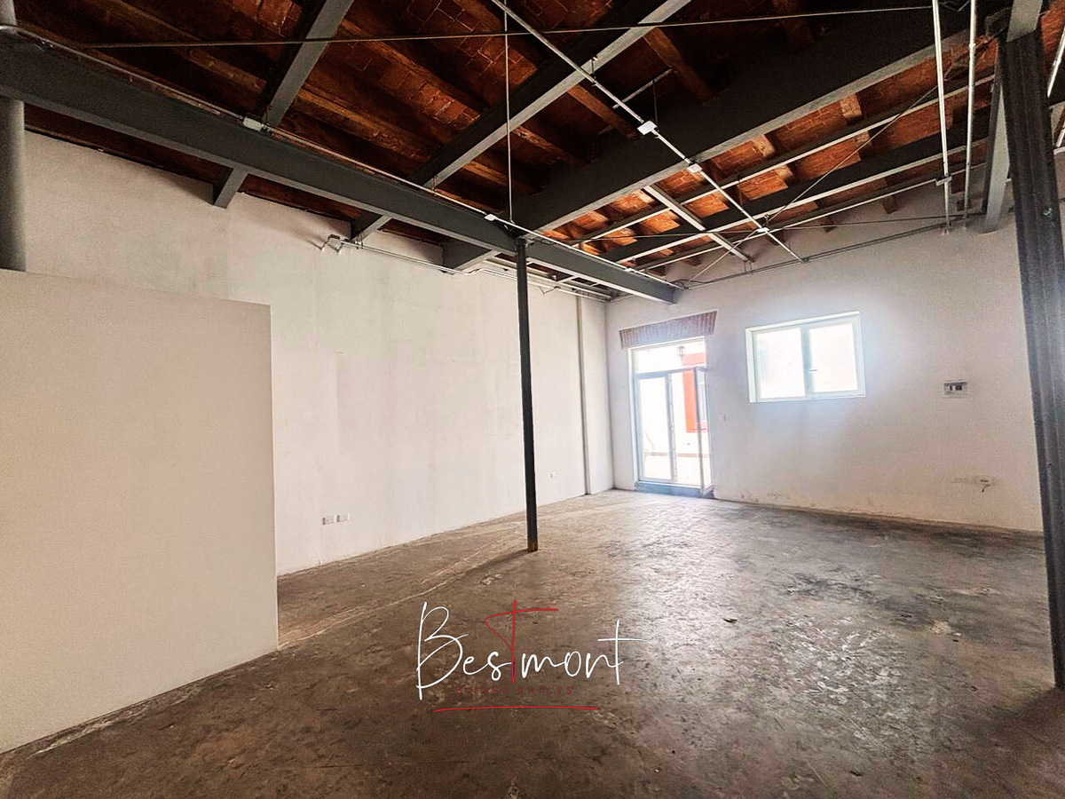 12 of 18: Interior local I