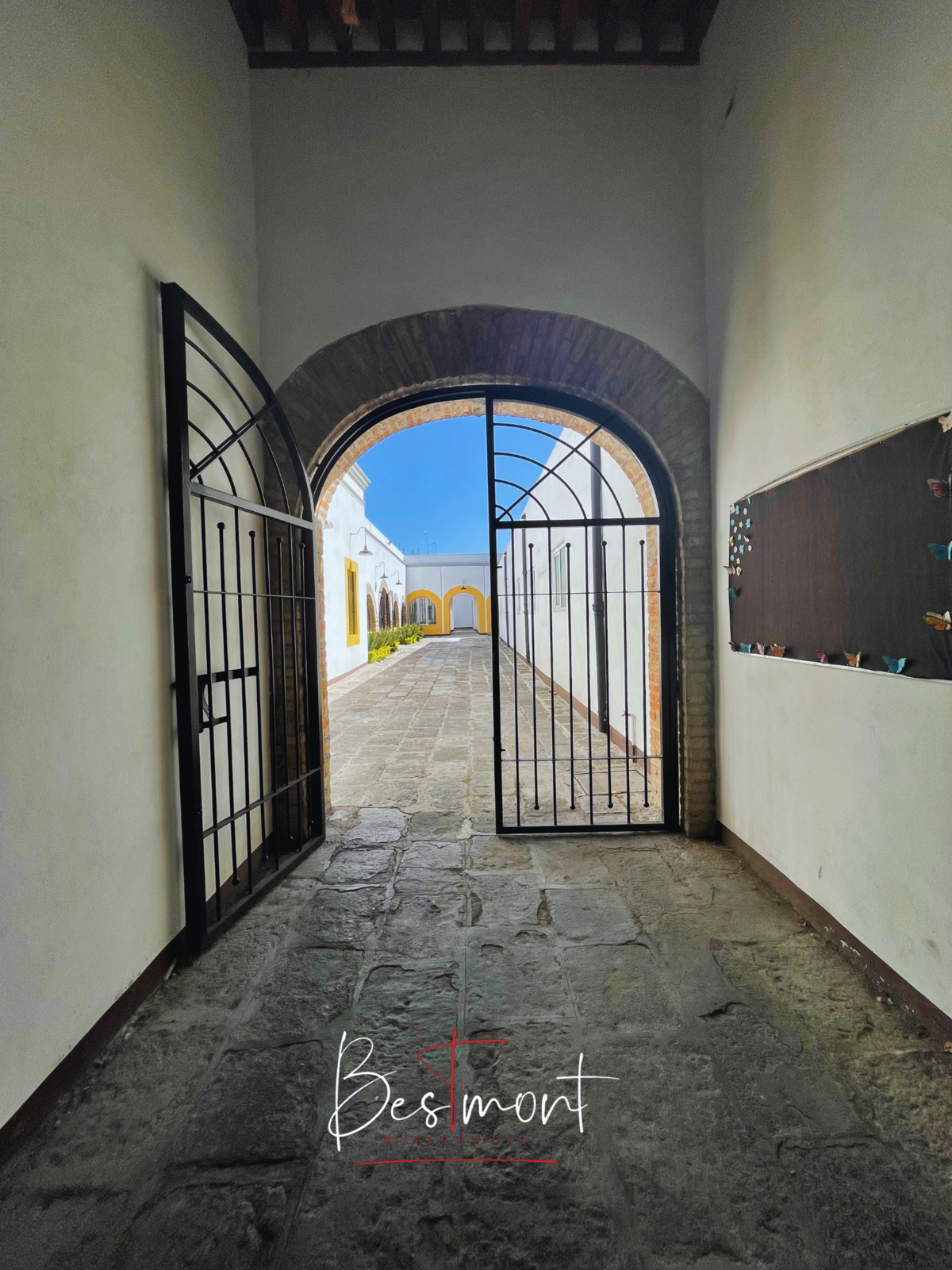 3 of 18: Entrada a pasillo