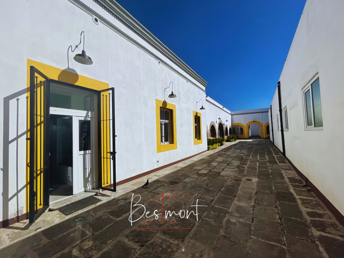 5 of 18: Pasillo  hacia locales