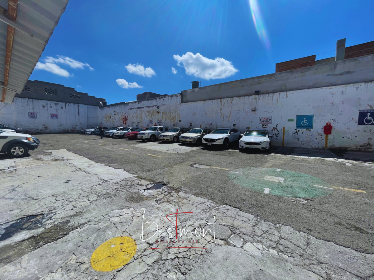 13 of 18: Estacionamiento público a un costado de la propiedad