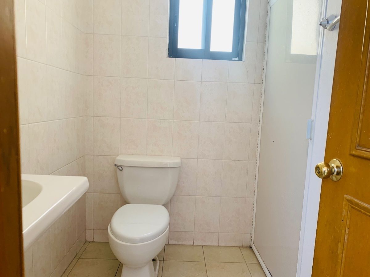 7 de 21: Baño de visitas