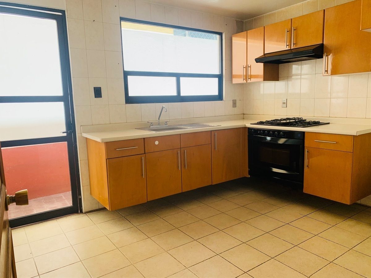 9 de 21: Cocina integral con acceso de servicio.