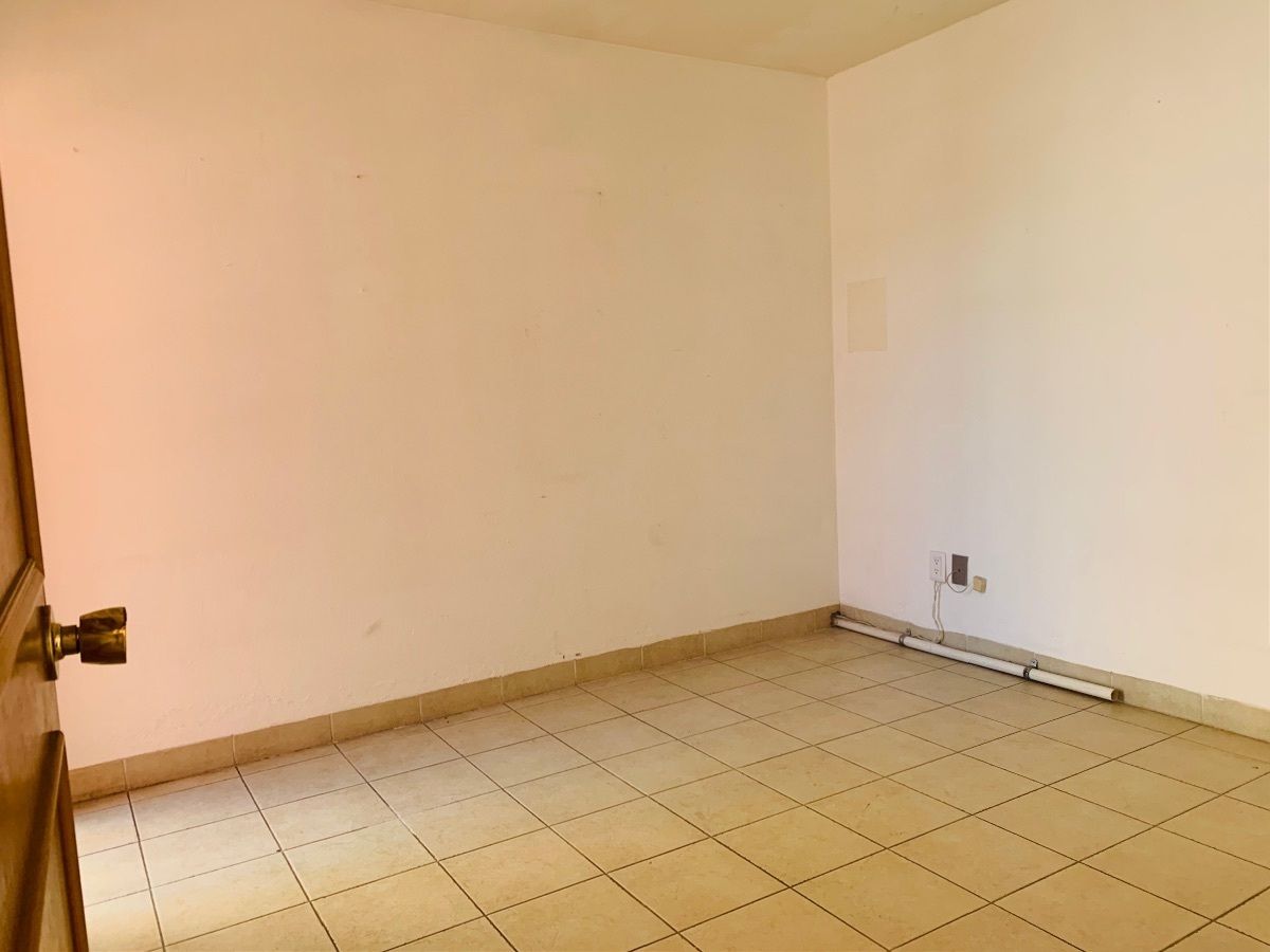 3 de 21: Estudio o despacho en planta baja con entrada independiente.