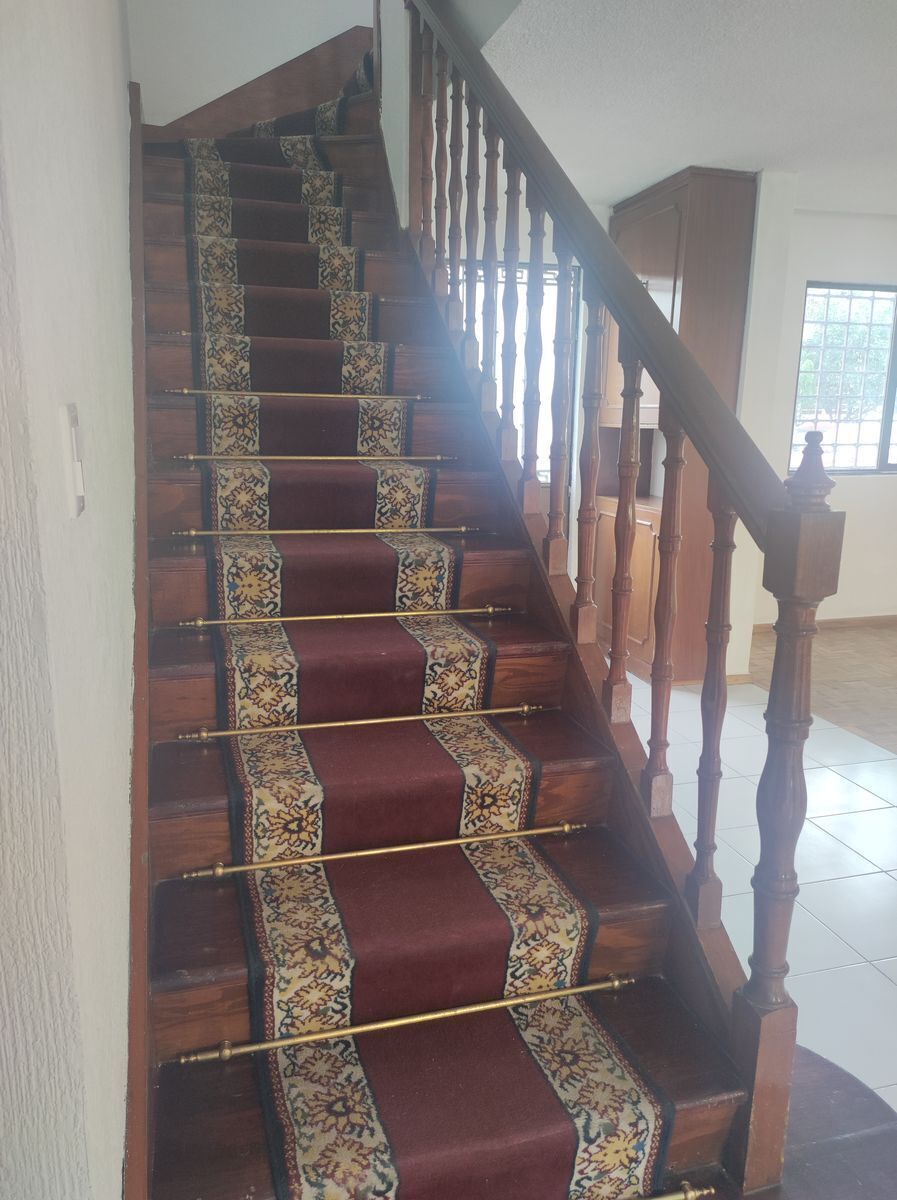 Escalera al segundo nivel