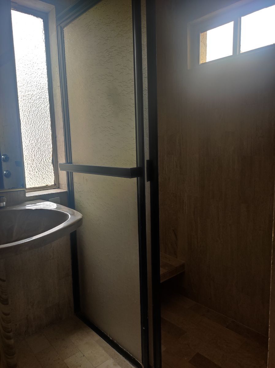 Baño completo integrado a la recamara principal