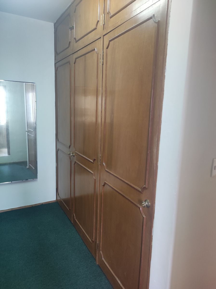 Vestidor y doble área de guardado en la recamara principal