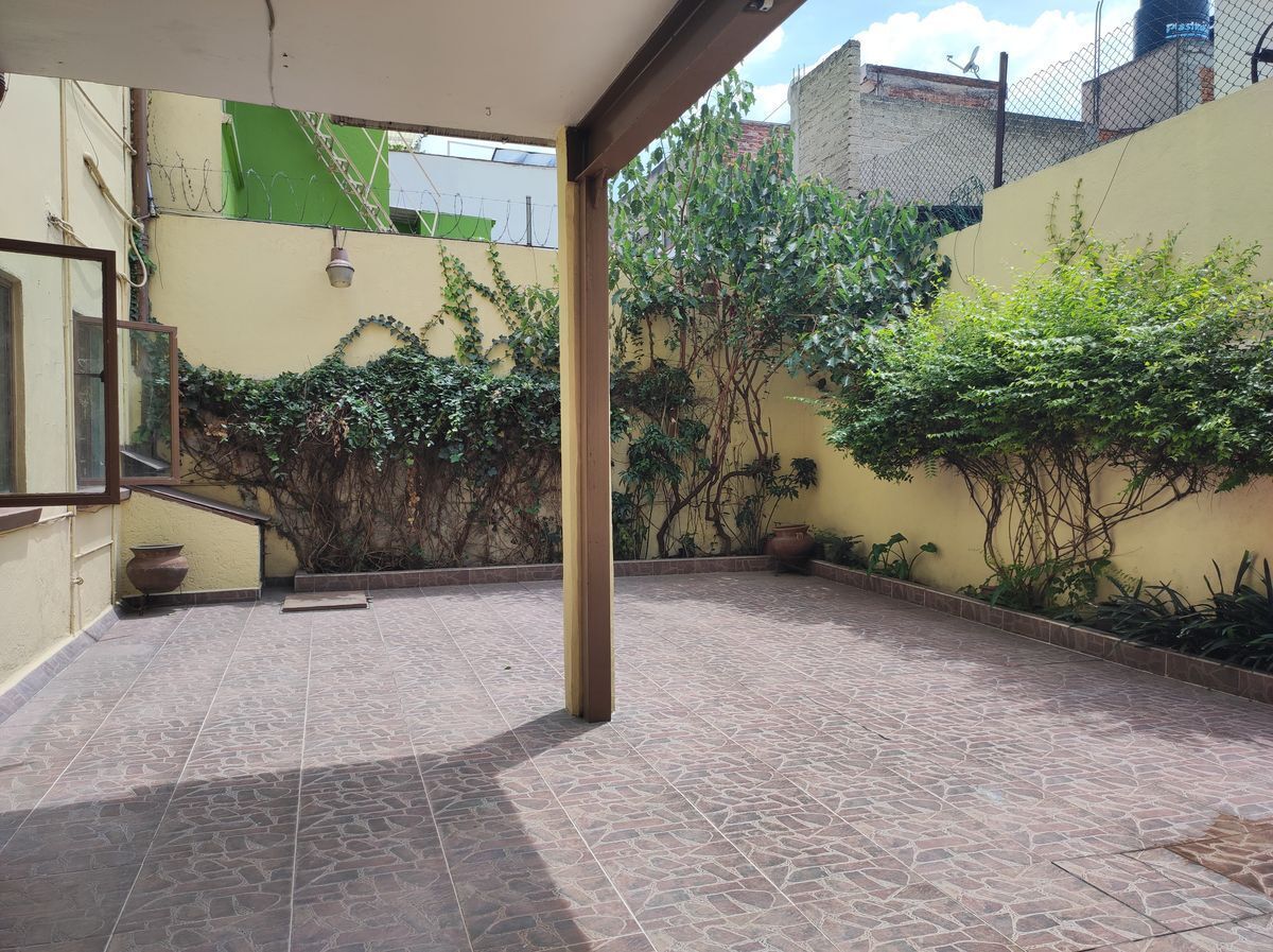 Caben de dos a tres autos (depende el tamaño)