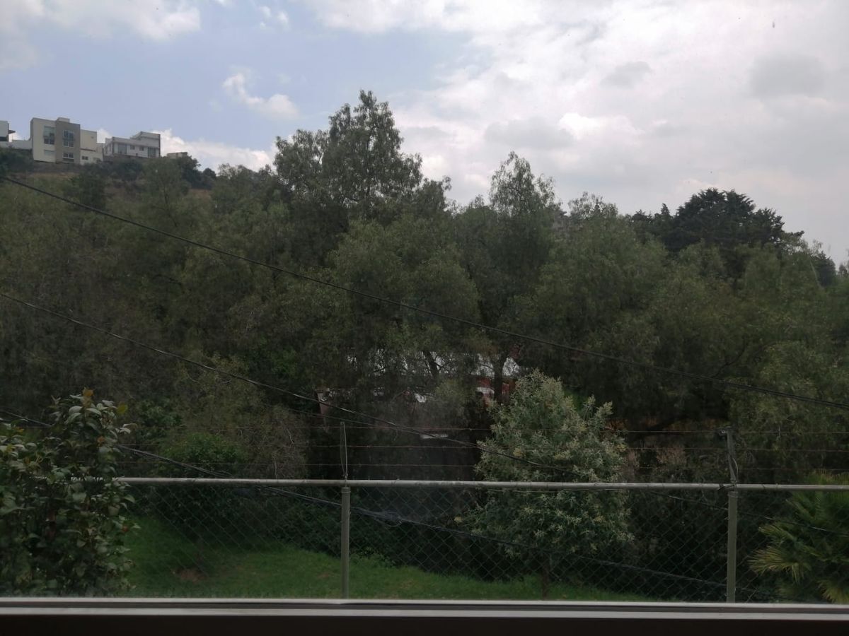 2 of 26: Vista desde sala-comedor y cocina