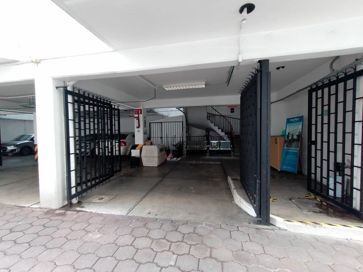 11 de 13: ENTRADA A LAS OFICINAS