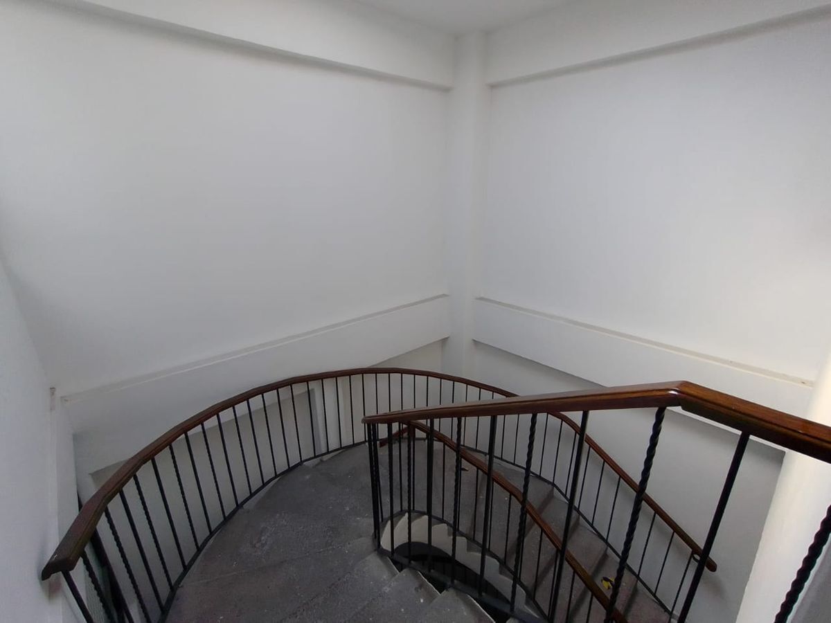 5 de 13: ESCALERA DE ACCESO