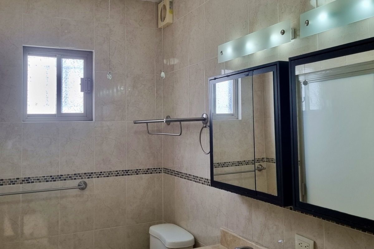 18 de 19: Baño completo