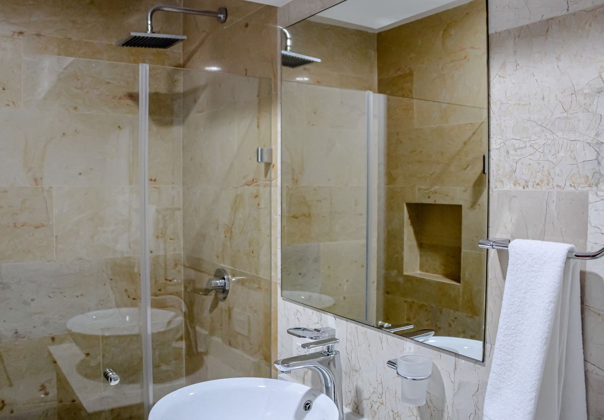 16 de 33: Baño moderno cristal templado