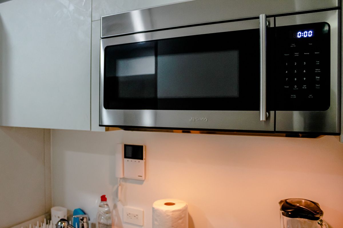 10 de 33: Horno de microondas moderno  y campana extractora